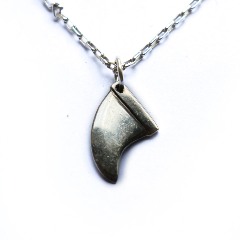 Small surf fin necklace